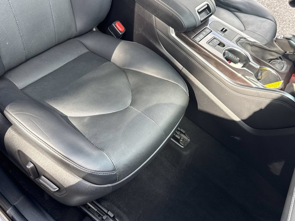 Used 2021 Toyota Highlander Limited FWD image 35