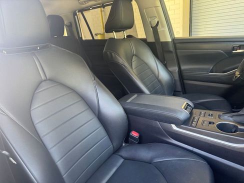 Used 2021 Toyota Highlander XLE image 12