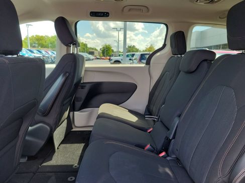 Used 2017 Chrysler Pacifica LX w/ Tire & Wheel Group FWD image 14