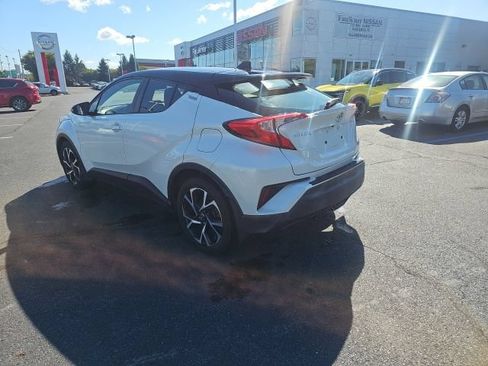 Used 2019 Toyota C-HR XLE FWD image 5
