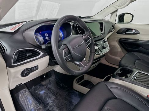 Certified 2024 Chrysler Pacifica Touring-L image 16