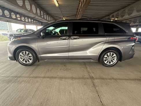 Used 2021 Toyota Sienna XLE image 2