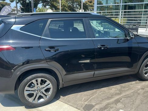 Used 2021 Kia Seltos S FWD image 2
