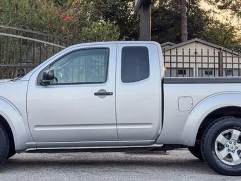 Used 2009 Nissan Frontier SE w/ SE Value Truck Pkg image 3