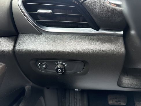 Used 2023 Chevrolet Traverse LT image 14