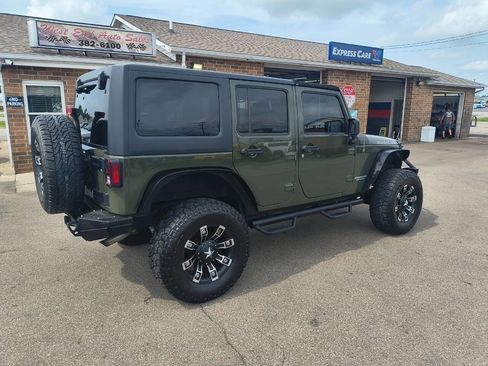 Used 2015 Jeep Wrangler Unlimited Rubicon w/ Connectivity Group AWD/4WD image 5