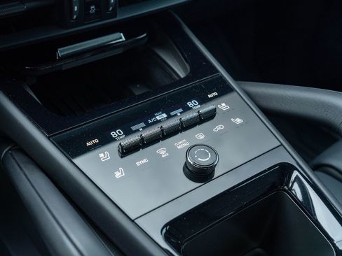 Certified 2024 Porsche Cayenne AWD/4WD image 30