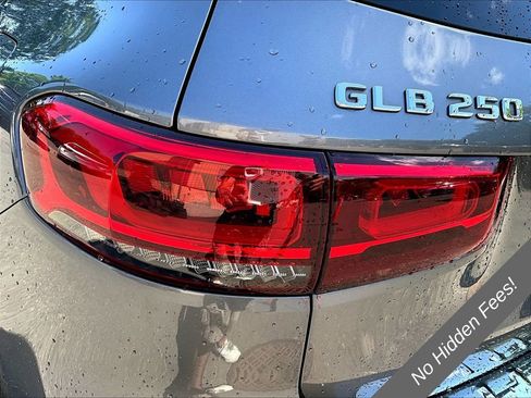 Used 2021 Mercedes-Benz GLB 250 4MATIC w/ Premium Package image 29