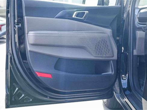 Used 2025 Kia Carnival image 21