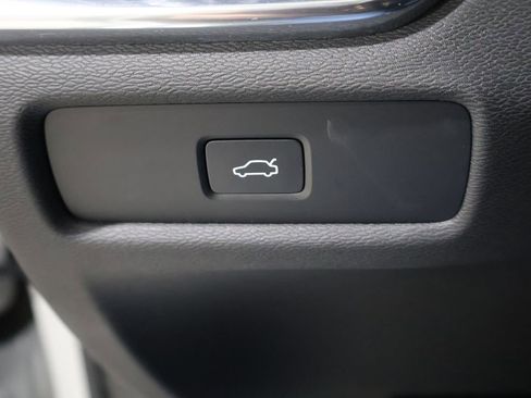 Used 2025 Volvo V60 B5 Cross Country Plus image 30