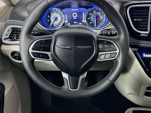 Used 2022 Chrysler Pacifica Touring-L FWD image 20