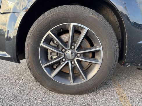 Used 2017 Dodge Grand Caravan SXT image 5