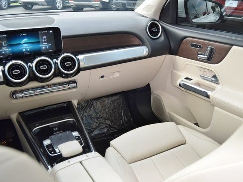 Used 2020 Mercedes-Benz GLB 250 4MATIC w/ Premium Package image 38