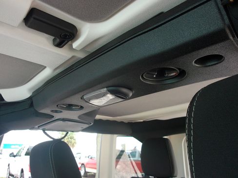 Used 2015 Jeep Wrangler Unlimited Rubicon w/ Connectivity Group AWD/4WD image 15
