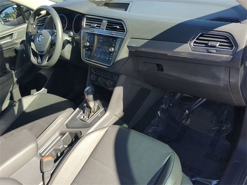 Certified 2020 Volkswagen Tiguan SE image 11
