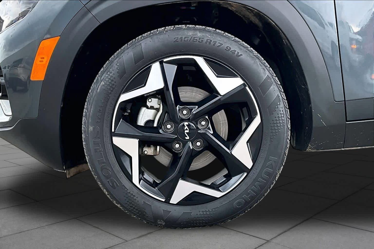 Used 2025 Kia Seltos EX FWD image 11