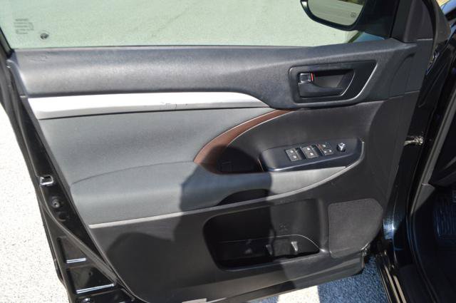 Used 2019 Toyota Highlander LE FWD image 7