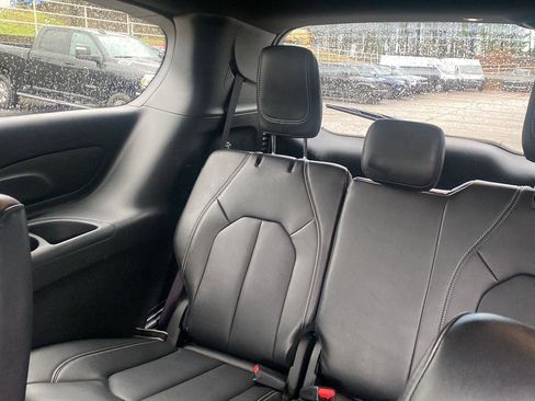 Certified 2025 Chrysler Pacifica Select image 11