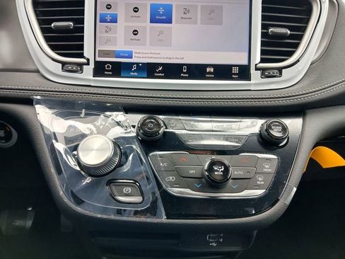 New 2026 Chrysler Pacifica Select image 21