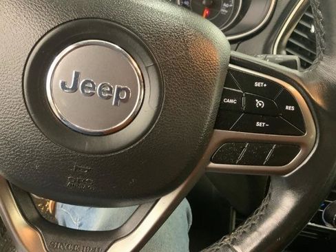 Used 2019 Jeep Cherokee Latitude Plus AWD/4WD image 22