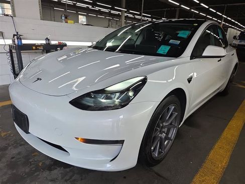 Used 2023 Tesla Model 3 Standard Range RWD image 3