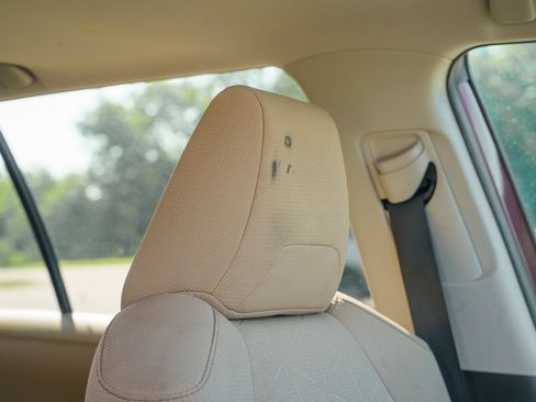 Used 2019 Toyota RAV4 XLE w/ Convenience Package FWD image 15