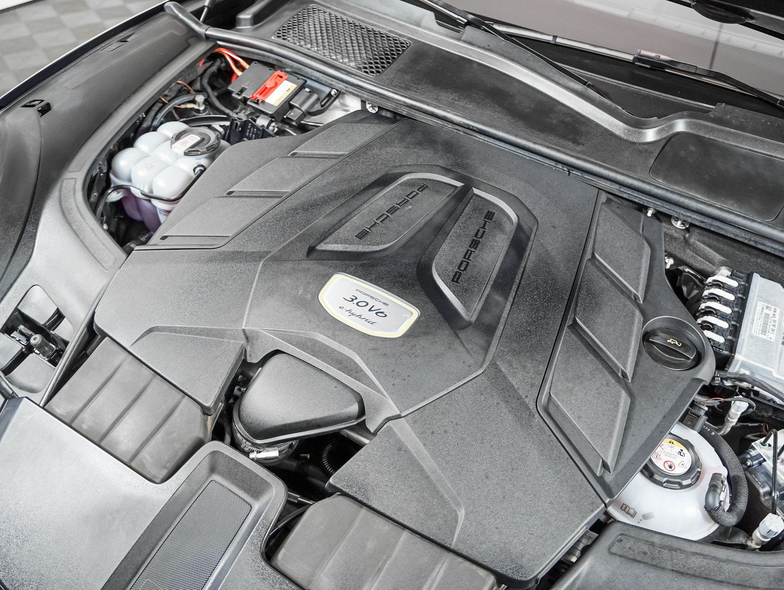 Certified 2022 Porsche Cayenne E-Hybrid AWD/4WD image 13