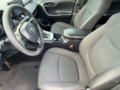 Used 2021 Toyota RAV4 LE FWD image 5