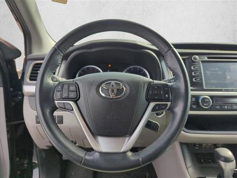 Used 2019 Toyota Highlander XLE image 12