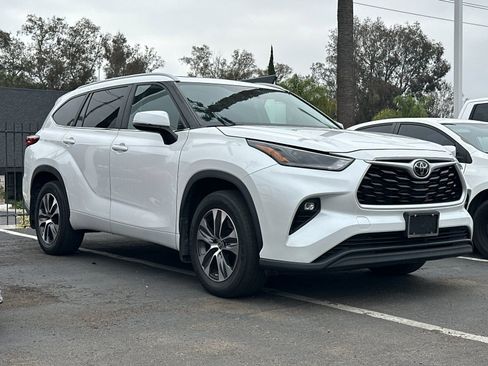 Used 2023 Toyota Highlander XLE FWD image 2
