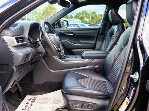 Used 2023 Toyota Highlander XSE FWD image 9