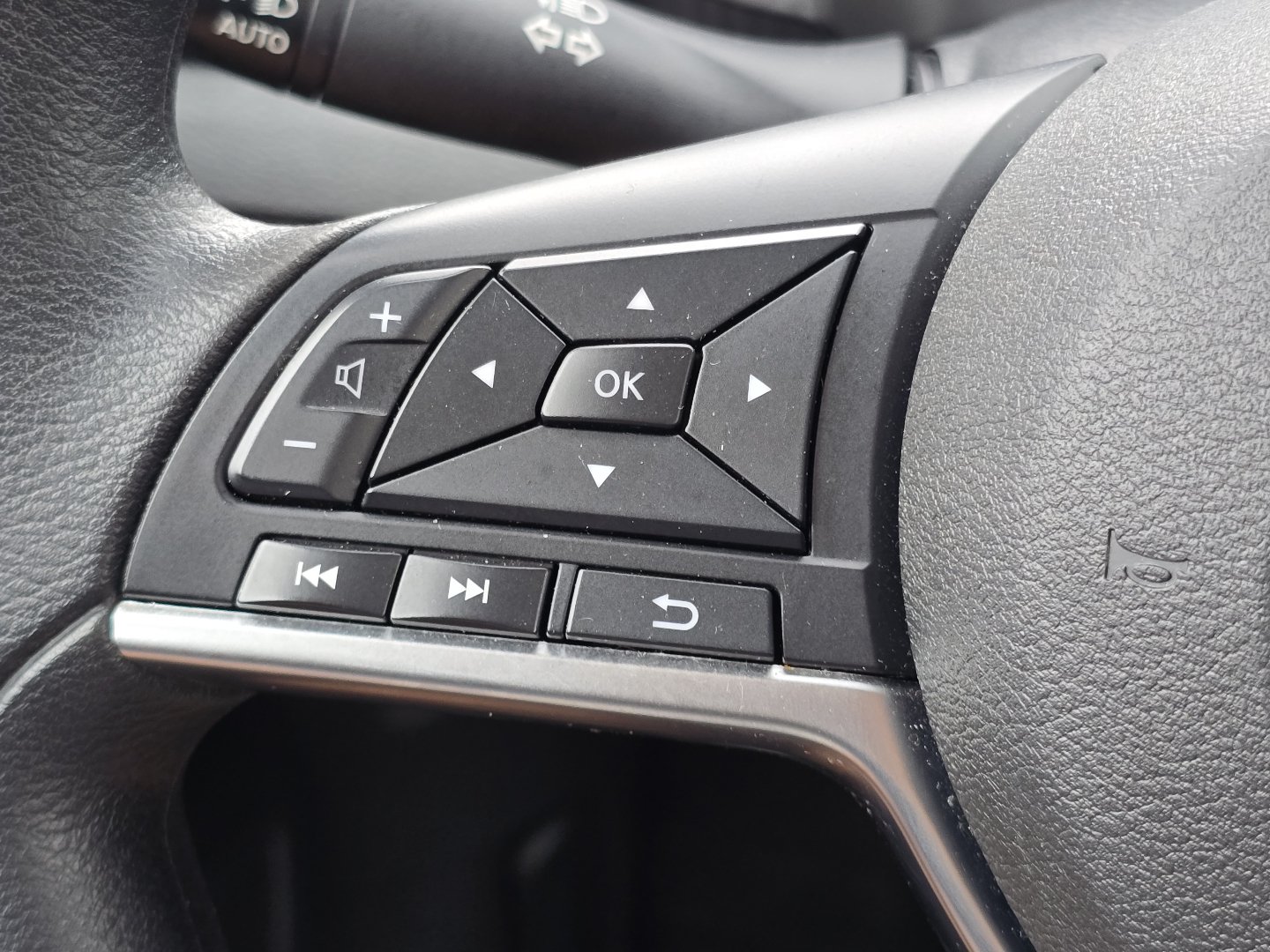 Used 2025 Nissan Sentra SV FWD image 12