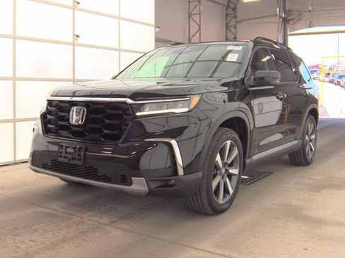 Used 2025 Honda Pilot Touring image 1
