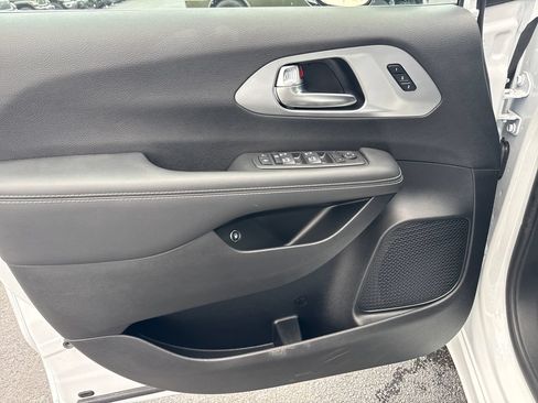 Used 2026 Chrysler Pacifica Select FWD image 17