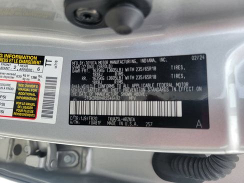 Used 2024 Toyota Highlander LE AWD/4WD image 36