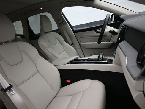 Used 2023 Volvo XC60 B5 Plus w/ Climate Package image 33