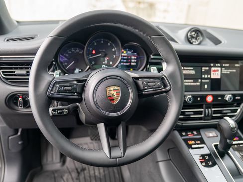 Certified 2025 Porsche Macan AWD/4WD image 12