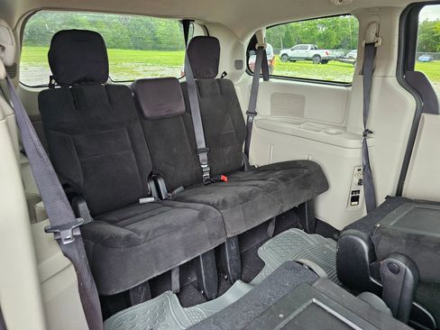 Used 2015 Dodge Grand Caravan SE w/ Quick Order Package 29E SE FWD image 9