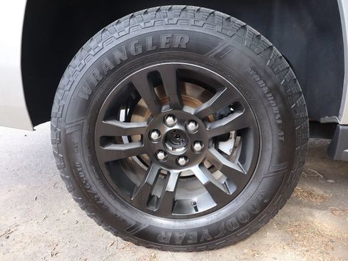Used 2018 Chevrolet Suburban LT AWD/4WD image 42