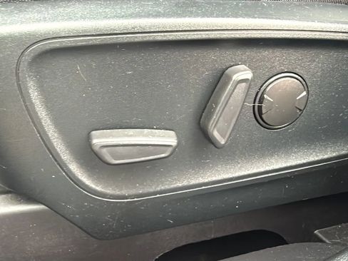 Used 2020 Ford Escape SE image 21