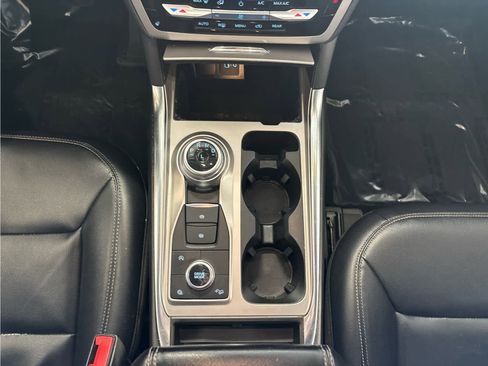 Used 2021 Ford Explorer XLT w/ Equipment Group 202A AWD/4WD image 10