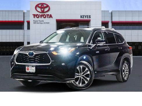 Certified 2021 Toyota Highlander XLE image 1