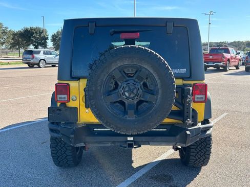 Used 2015 Jeep Wrangler Unlimited Rubicon w/ Connectivity Group image 5