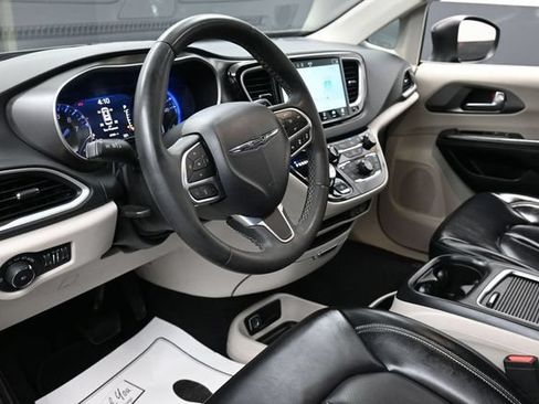 Used 2023 Chrysler Pacifica Touring-L FWD image 14