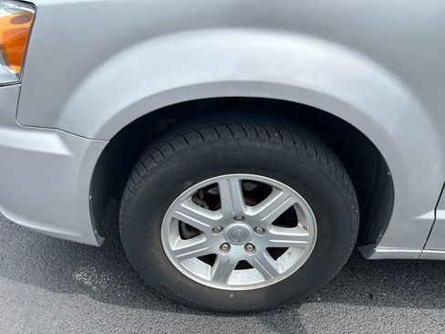 Used 2012 Chrysler Town & Country Touring w/ Entertainment Group #1 FWD image 10