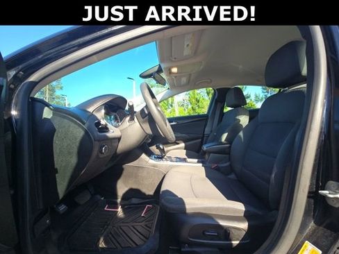Used 2017 Chevrolet Cruze LT w/ Convenience Package FWD image 9
