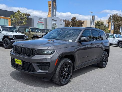 Used 2024 Jeep Grand Cherokee Altitude RWD image 1
