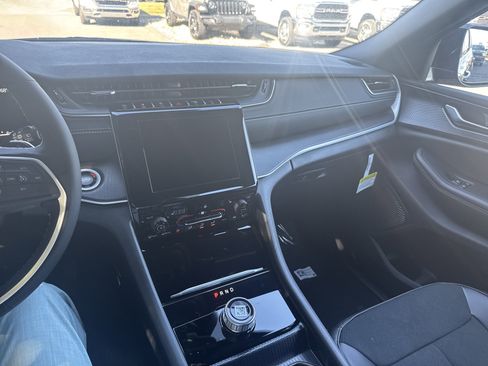 New 2025 Jeep Grand Cherokee L Altitude image 23