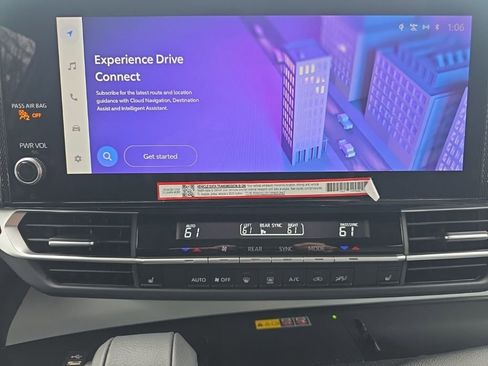 Used 2025 Toyota Sienna XLE image 32