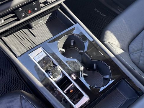 Certified 2025 Volkswagen Atlas SE image 17